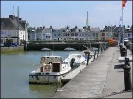 Je me rends  Isigny-sur-Mer, o la population porte le nom de ...