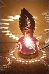 La calebasse est une courge poussant en Afrique. On la consomme galement, mais quel est son autre usage, une fois sche (l'image montre l'usage dcoratif en lampe) ?