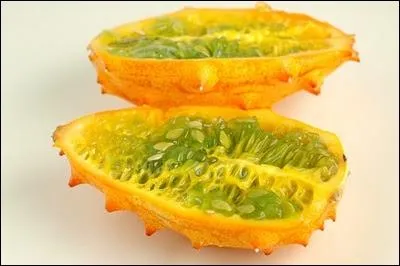 Voici un autre fruit de la famille des courges, le kiwano. Ce dernier, originaire d'Afrique, porte aussi un autre nom imag, qui est ?