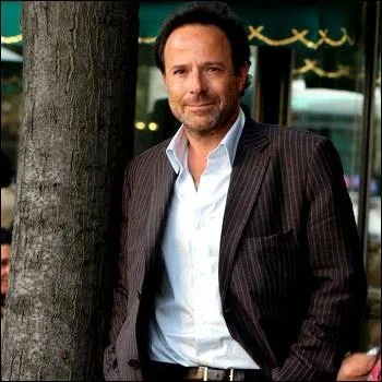 N le 16 octobre 1961, crivain, auteur de  Et si c'tait vrai...   (Prix Goya du premier roman),  Sept jours pour une ternit ,  Le Voleur d'ombres 