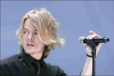 N le 18 octobre 1982, chanteur rvl par l'mission  A la recherche de la nouvelle star  de 2003;  Les Mots bleus ,  Coeur sacr ,  De l-haut 