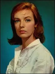 Ne le 5 octobre 1939, chanteuse et actrice, connue pour des chansons comme  Cadeau ,  La tendresse ,  Viens, viens 