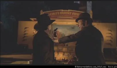 Buford tire sur Doc, mais Marty parvient  faire dvier la balle en projetant le plat  tarte sur son arme. Un marchand d'armes lui offre alors un colt flambant neuf. Quel est le modle du colt ?