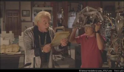 Marty vient de reprendre l'almanach  Biff, il part retrouver Doc et lui apprend que le Doc de 1985 a t foudroy et expdi en 1885. Comment Marty a-t-il appris cela ?