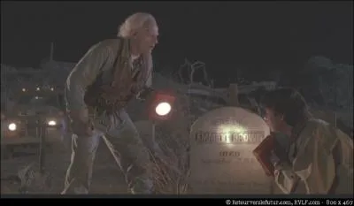 Marty et Doc s'apprtent  repartir, mais Copernic renifle quelque chose. Tous deux s'approchent et dcouvrent la tombe de Doc, dcd le 7 septembre 1885, abattu dans le dos par Buford Tannen...