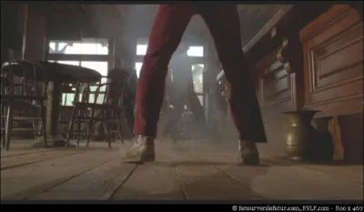 Marty fait son entre dans la saloon de Hill Valley. Buford l'aborde et lui fait une remarque sur ses tranges  mocassins en peau d'animal  qui sont en fait des baskets. Quel nom leur donne-t-il ?