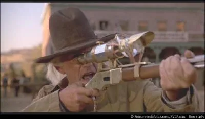 Marty a rendu Buford furieux. Il l'attrappe au lasso et s'apprte  le pendre haut et court. Doc menace alors Buford avec son arme qui peut abattre une puce dans le dos d'un chien  :