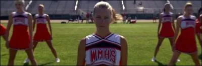 Quelle phrase dit Brittany avant de chanter   Hold it against me  ?