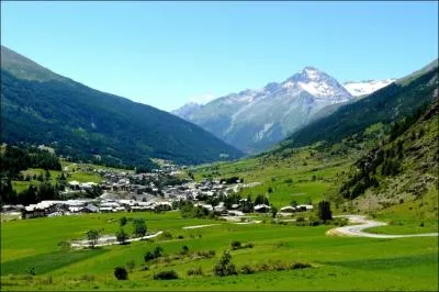 Nicolas Vanier tourne actuellement l'adaptation du feuilleton ... .