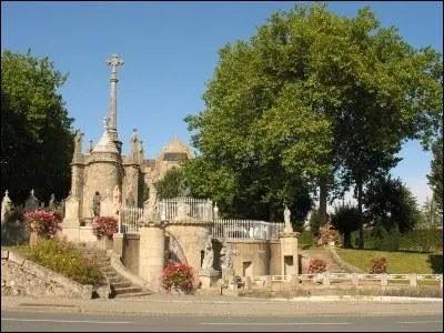 A La Chapelle-Saint-Laurent o se tient tous les ans en septembre un grand plerinage, devant la basilique, un grand calvaire fut rig  partir de 1865, combien de fontaines y sont visibles ?