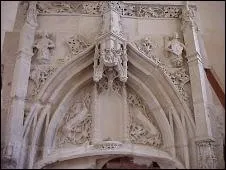 A Saint-Marc-la-Lande nous faisons une pause pour admirer la plus belle faade du gothique flamboyant des Deux-Svres, que pouvons-nous aussi y dcouvrir ?