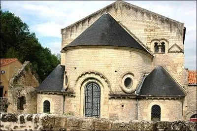 Remontons vers le nord pour rejoindre le pittoresque bourg de Saint-Gnroux, il prsente deux monument historiques, son glise carolingienne, quel est l'autre ?
