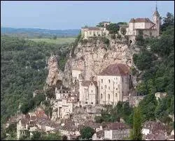 La  citadelle de la Foi , accroche  sa falaise, est un des sites les plus visits de France. Dans quel dpartement se trouve Rocamadour ?