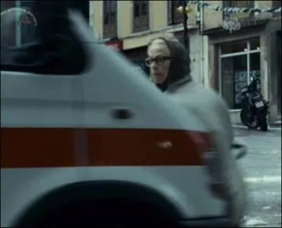 Que trouve-t-elle autour du cou de la personne crase et pourquoi est-elle intrigue peu aprs ?