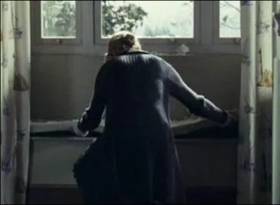 Que trouve-t-elle cach dans la chambre sous les bancs ?