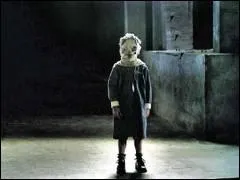 Mais qui est ce jeune garon avec une sorte de sac poubelle sur la tte ?