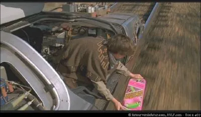 Marty dispose le Hoverboard sur le ct de la DeLorean. Que va-t-il arriver ?