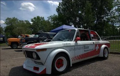 La photo te dit qu'il s'agit d'une B M W :