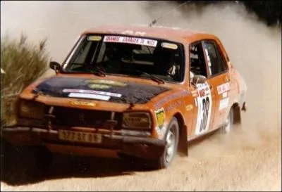 La photo te dit qu'il s'agit d'une Peugeot :