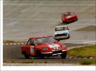 La photo te dit qu'il s'agit d'une Panhard :