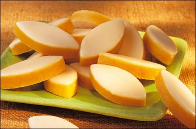Originaire d'Aix-... , le calisson est une sucrerie faite d'amandes piles, d'corce d'orange et de melon confit et nappe  la glace royale (sucre et blanc d'uf).