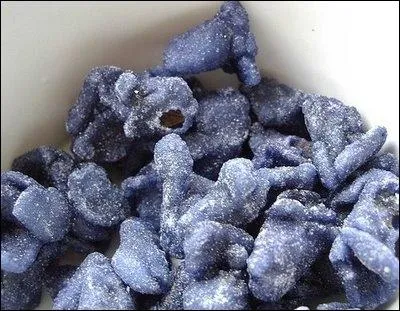 La violette est une friandise de couleur violace, labore  partir de fleurs fraches de violettes cristallises dans le sucre. De quelle ville vient cette spcialit ?
