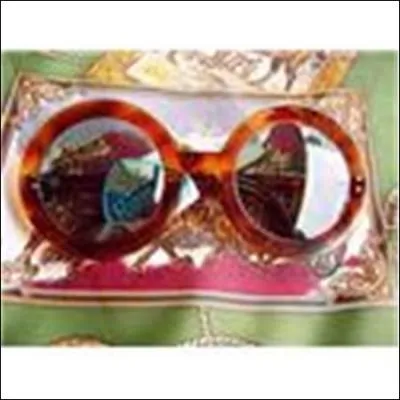 Ces fameuses lunettes furent aussi la signature de quel comdien et metteur en scne n  Paris et qui migra  Montral et devint une lgende thtrale et tlvisuelle ?