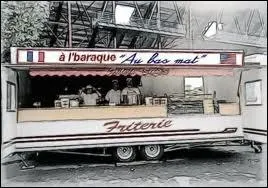 En Belgique et dans le Nord-Pas-de-Calais, cette prparation, typique des  baraques  frites , en forme de saucisse pane gnralement cuite dans l'huile de friteuse, s'appelle :