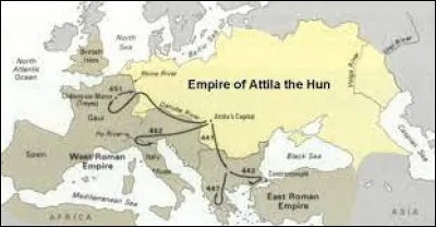 En 445, Attila devient le seul roi de l'empire hunnique en assassinant un membre de sa famille. De qui s'agit-il ?