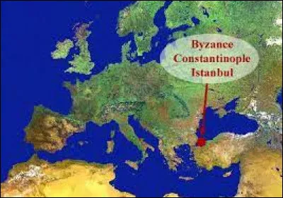 L'armée d'Attila franchit le Danube et envahit les Balkans. De nombreuses villes sont pillées et saccagées jusqu'aux portes de la capitale de l'Empire romain d'Orient. Quel était à cette époque le nom de cette capitale, surnommée "La nouvelle Rome" ?