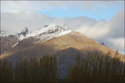 Qui chantait  Il a neig  Port-au-Prince, il pleut encore  Chamonix... fais du feu dans la chemine, je reviens chez nous   ?