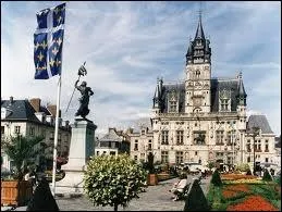 Nous partons  Compigne. Quel est le nom des habitants de cette ville Picarde ?