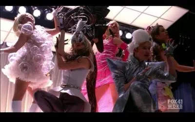 Les filles et Kurt chante la chanson  Bad romance  dans l'pisode ...