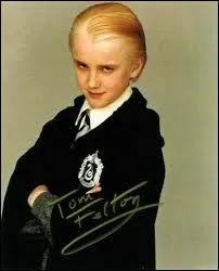 Que fait Drago quand   bidule et chouette   transportent le dragon d' Hagrid ?