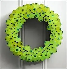 Une ide gniale,  faire en famille ! Chaque enfant confectionne sur du carton vert des yeux (un rond au centre et des zbrures rouges) et les yeux sont... ?