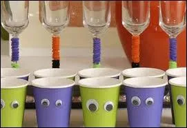 Une petite ide toute simple, mais qui fait son petit effet : l'important est de choisir des couleurs de Halloween pour les gobelets (orange, noir, vert, violet) et d'y dessiner. . ?