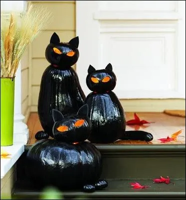 Une superbe ide,  partir de citrouilles qui ont t bombes  la peinture noire. L'agencement des citrouilles permet de crer de trs beaux... ?