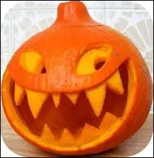 Cette magnifique citrouille d'Halloween a un sourire hsitant entre le drle et l'effrayant. Elle a t ralise  partir... ?