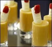 En cuisine, il y a moyen de rjouir les convives en confectionnant comme ici un dessert effrayant. L'ide est de ficher un biscuit  la cuiller ou une barre de chocolat blanc dans la crme... ?