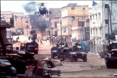 Sorti en 2002, ce film de Ridley Scott fait jouer Josh Hartnett, Ewan McGregor et Tom Sizemore. Les Amricains sont pris au pige, en territoire somalien.