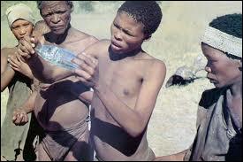 Sorti en 1980, c'est un film botswanais et sud-africain de Jamie Uys. Une bouteille de coca-cola jete d'un avion, tombe dans un village bushmen.