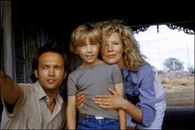 Kim Basinger, Vincent Perez et Daniel Craig jouent dans ce film de Hugh Hudson. Kuki et Paolo sautent le pas, s'installent au Kenya et btissent la ferme africaine.