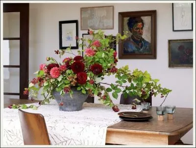 Voici un superbe agencement foisonnant (cliquez), compos de feuillages qu'on laisse courir sur la table, et de fleurs coupes  diffrentes hauteurs. Ce sont ?