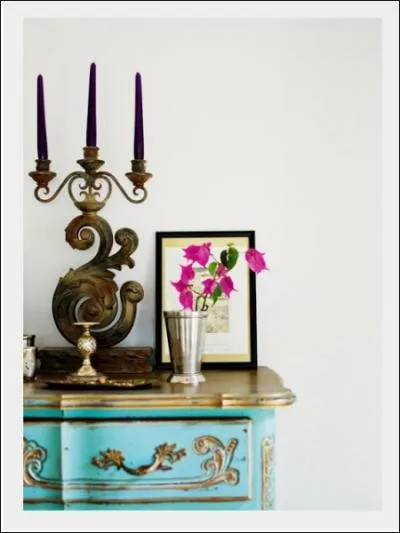 Il suffit parfois de presque rien, un tout petit branchage fleuri, dont la teinte contraste merveilleusement avec celle du meuble. Les fleurs sont... ?