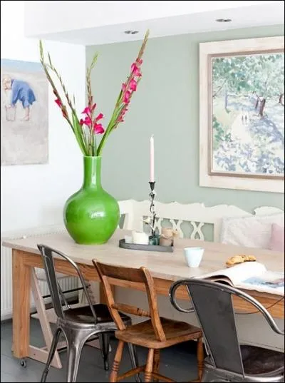 Ce bouquet qui fait contraster fortement la couleur du vase et celle des fleurs met magnifiquement en valeur la splendeur de ces grandes fleurs que sont ?