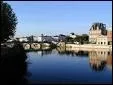 Installe sur un coteau de la rive droite de la Charente, la ville offre de splendides paysages de vignoble et possde un important patrimoine mdival. C'est ...