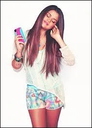 Dans son clip Naturally, de quelle couleur est le collier qu'elle porte avec sa robe noire ?