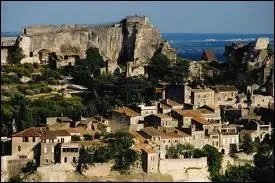 Voici une photo des Baux-de-Provence. Les habitants de cette ville Bucco-Rhodanienne sont les ...