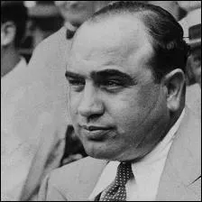 Aux tats-Unis, les gangs italo-amricains se heurtent  des gangs d'immigrs d'autres pays.  Chicago, dans les annes vingt,  Scarface  limine l'Irlandais Bugs Moran. Qui est  Scarface  ?