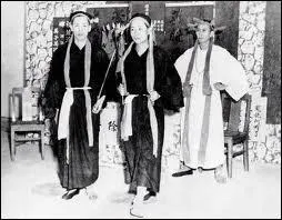 Parmi ces organisations, laquelle n'est pas une triade ou organisation criminelle chinoise ?